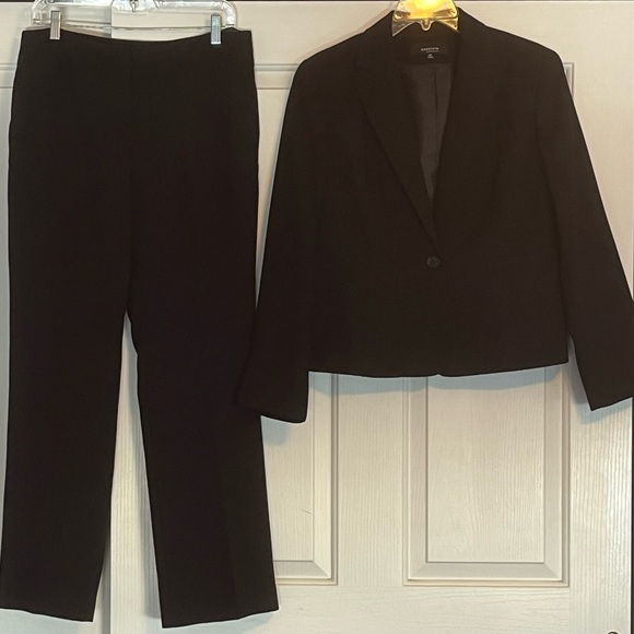 Jones wear , jacket  14 P, length 22,1/2” sleeves 22”. Pants 10 P, inseam 29” - Picture 4 of 9